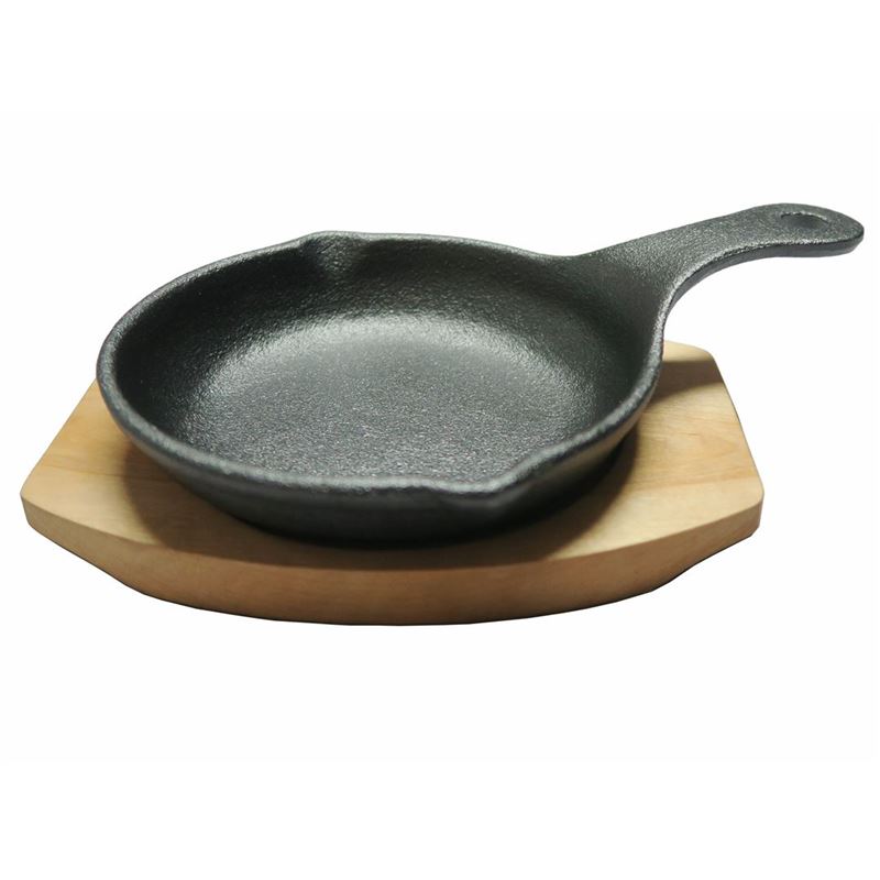 Benzer – Sizzle Cast Iron Mini Pan on Wooden Tray 20x13cm